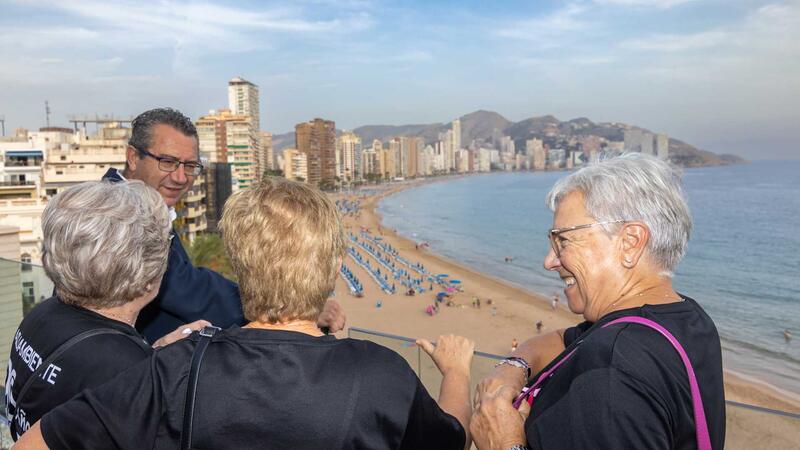 Benidorm, amb Anémona, visibilitza el suport a les dones que patixen càncer de mama