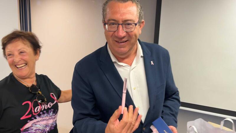 Benidorm, amb Anémona, visibilitza el suport a les dones que patixen càncer de mama