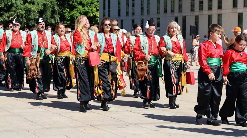 Los moros y cristianos ofrendan al patrón tras sellar la paz