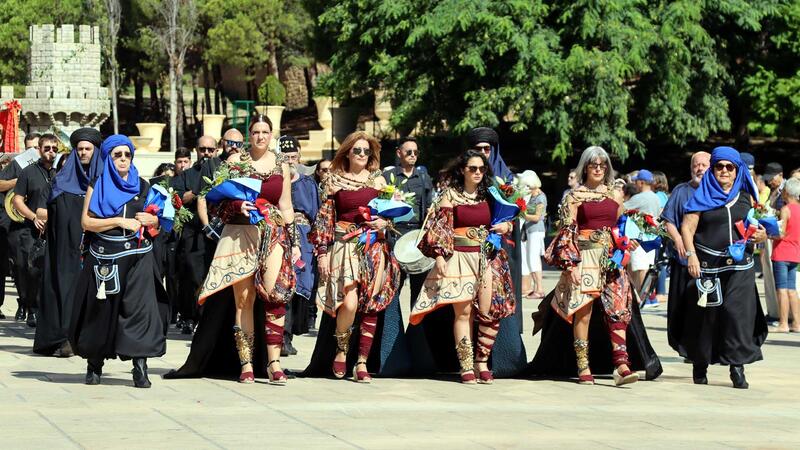 Los moros y cristianos ofrendan al patrón tras sellar la paz