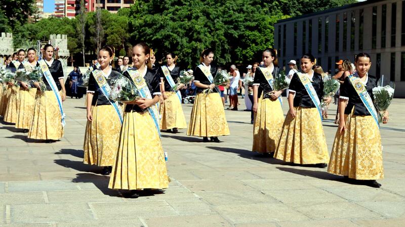 Los moros y cristianos ofrendan al patrón tras sellar la paz