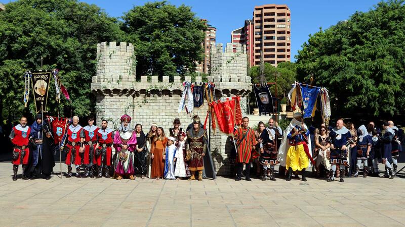 Los moros y cristianos ofrendan al patrón tras sellar la paz