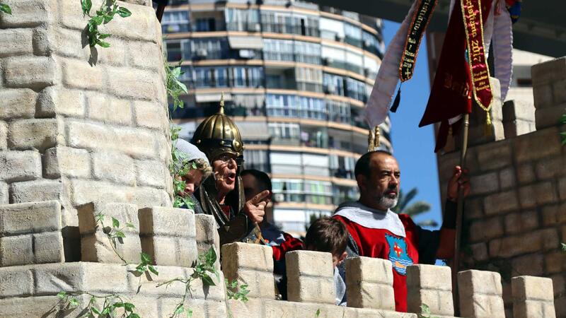 Los moros y cristianos ofrendan al patrón tras sellar la paz