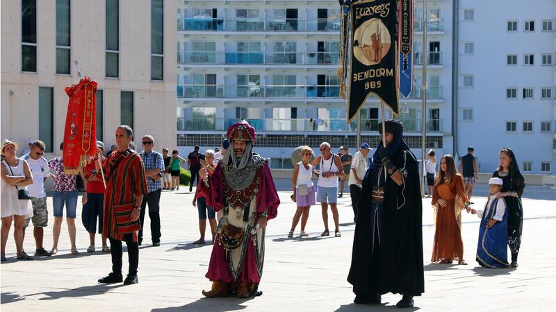 Los moros y cristianos ofrendan al patrón tras sellar la paz