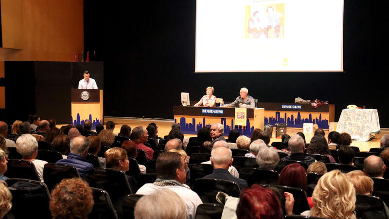 Un libro repasa los 30 años de actividad de cuatro compañías de teatro ‘amateur’ de Benidorm