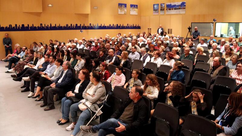 Un libro repasa los 30 años de actividad de cuatro compañías de teatro ‘amateur’ de Benidorm