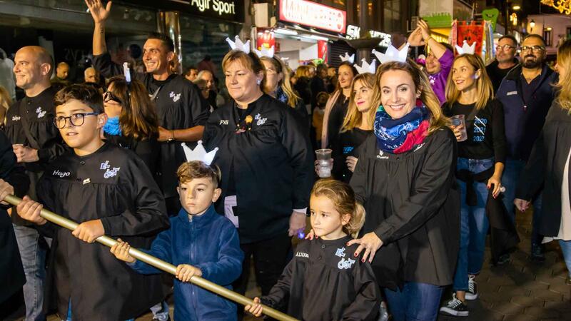 Más de 4.500 festeros colorean la noche de Benidorm en la Entrada de Penyes más esperada