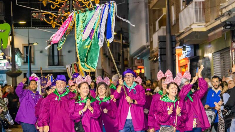Más de 4.500 festeros colorean la noche de Benidorm en la Entrada de Penyes más esperada