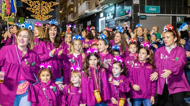 Más de 4.500 festeros colorean la noche de Benidorm en la Entrada de Penyes más esperada