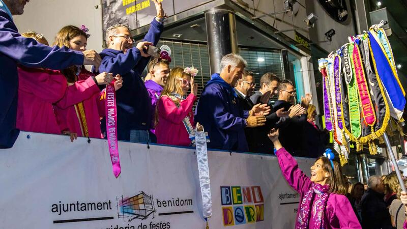 Más de 4.500 festeros colorean la noche de Benidorm en la Entrada de Penyes más esperada