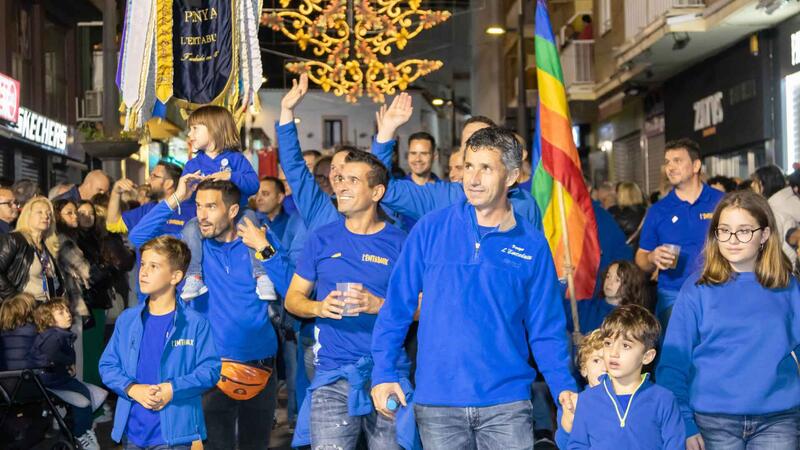 Más de 4.500 festeros colorean la noche de Benidorm en la Entrada de Penyes más esperada