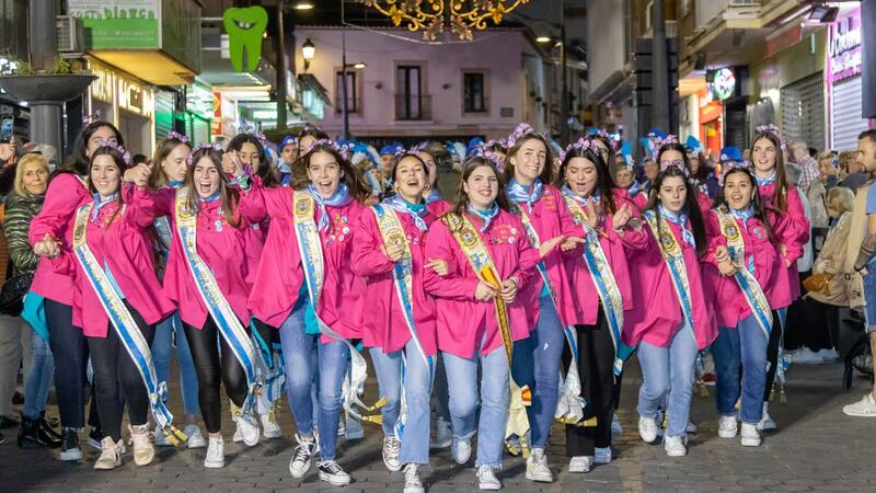 Más de 4.500 festeros colorean la noche de Benidorm en la Entrada de Penyes más esperada