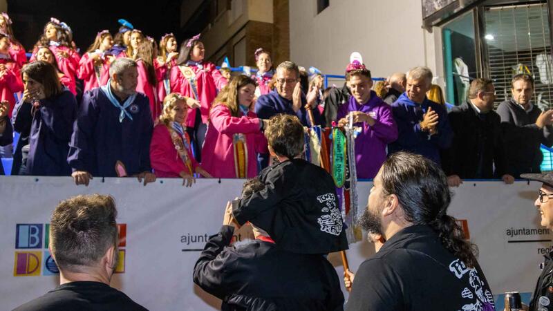 Más de 4.500 festeros colorean la noche de Benidorm en la Entrada de Penyes más esperada