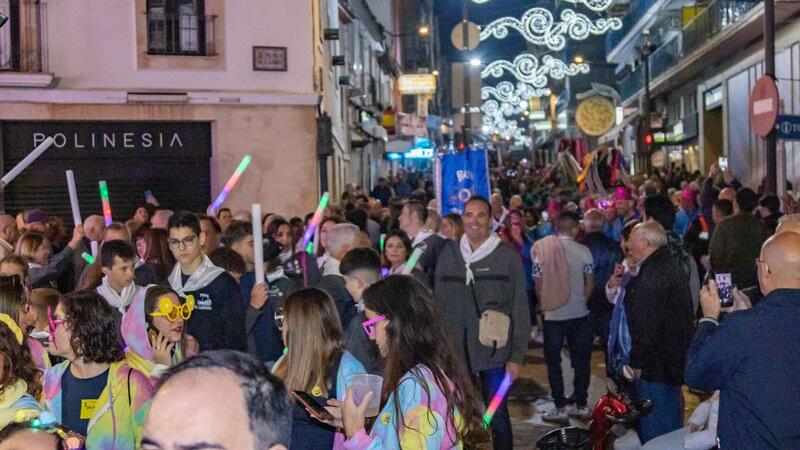 Más de 4.500 festeros colorean la noche de Benidorm en la Entrada de Penyes más esperada