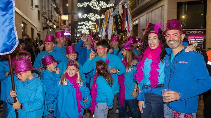 Más de 4.500 festeros colorean la noche de Benidorm en la Entrada de Penyes más esperada