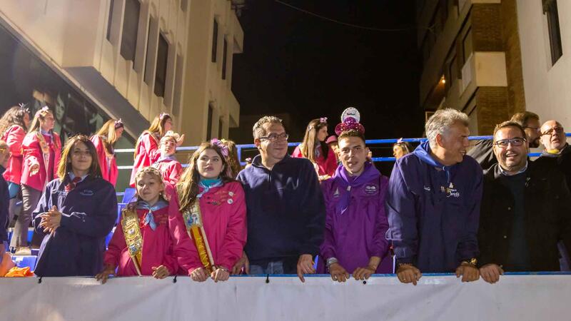 Más de 4.500 festeros colorean la noche de Benidorm en la Entrada de Penyes más esperada