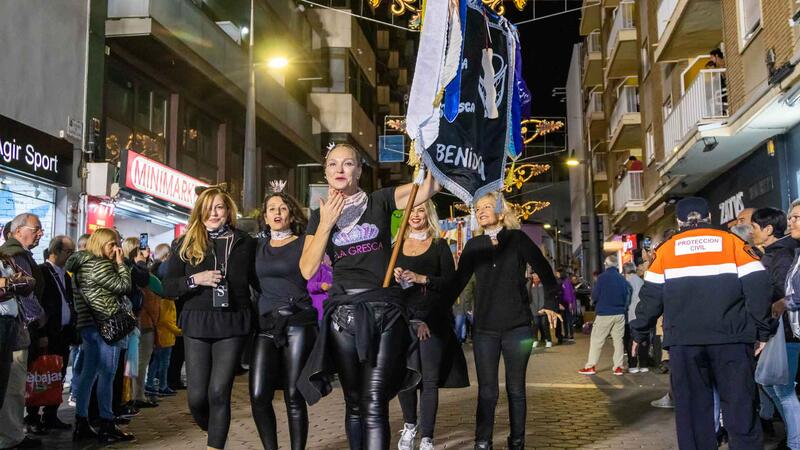 Más de 4.500 festeros colorean la noche de Benidorm en la Entrada de Penyes más esperada