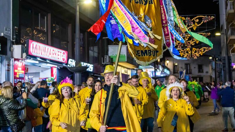 Más de 4.500 festeros colorean la noche de Benidorm en la Entrada de Penyes más esperada