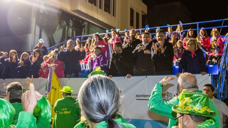 Más de 4.500 festeros colorean la noche de Benidorm en la Entrada de Penyes más esperada