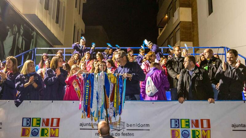 Más de 4.500 festeros colorean la noche de Benidorm en la Entrada de Penyes más esperada