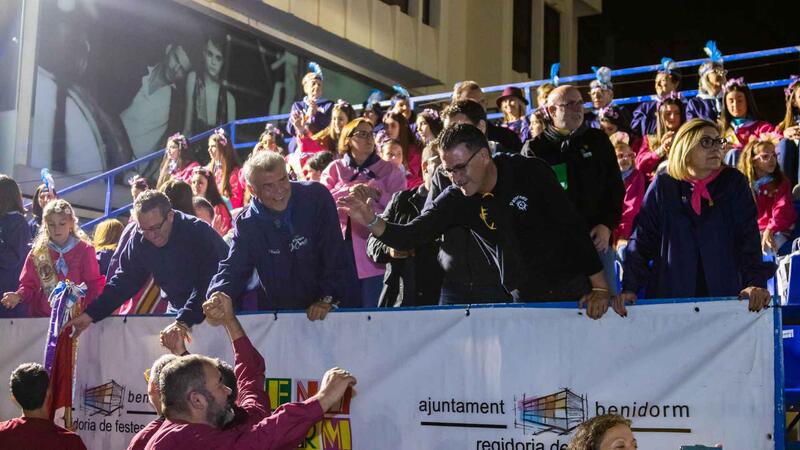 Más de 4.500 festeros colorean la noche de Benidorm en la Entrada de Penyes más esperada