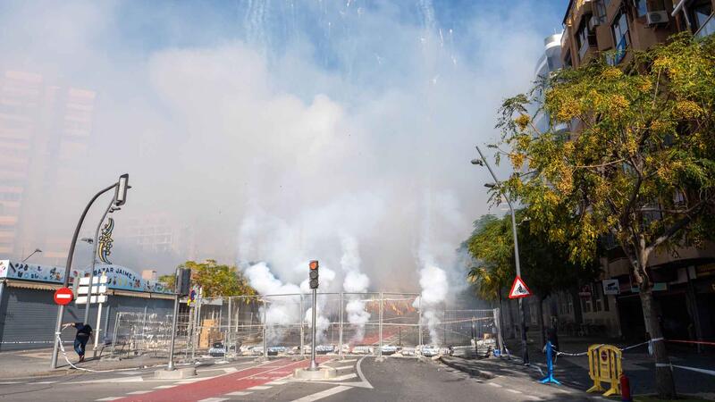 Six minutes of pure adrenaline in the first firing of rockets of Festes Majors Patronals