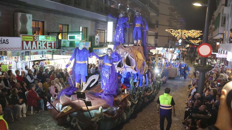La desfilada de Carrosses i un gran Castell de focs artificials posen la cirereta a les Festes Majors Patronals 2022