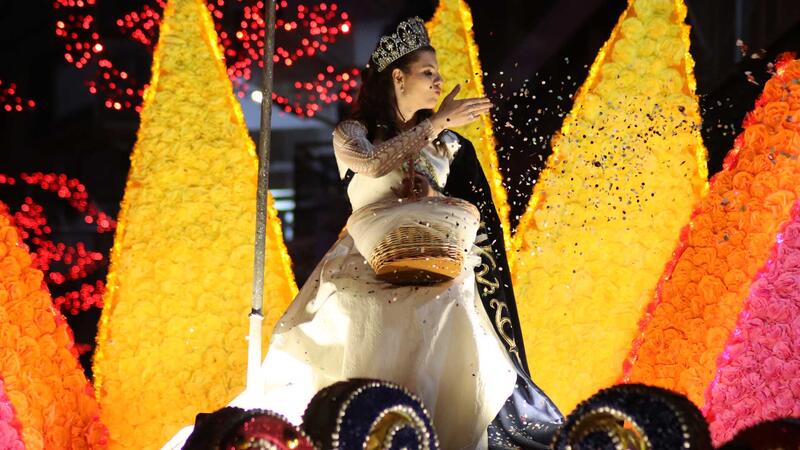 La desfilada de Carrosses i un gran Castell de focs artificials posen la cirereta a les Festes Majors Patronals 2022