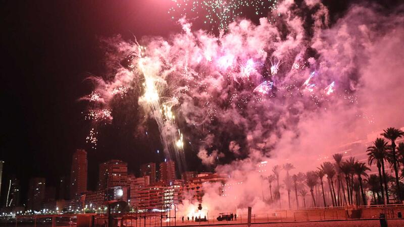 La desfilada de Carrosses i un gran Castell de focs artificials posen la cirereta a les Festes Majors Patronals 2022