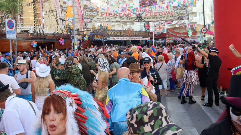 Unas 40.000 personas llenan las calles del Rincón de Loix color y alegría en la 25ª edición de la ‘Fancy Dress Party’