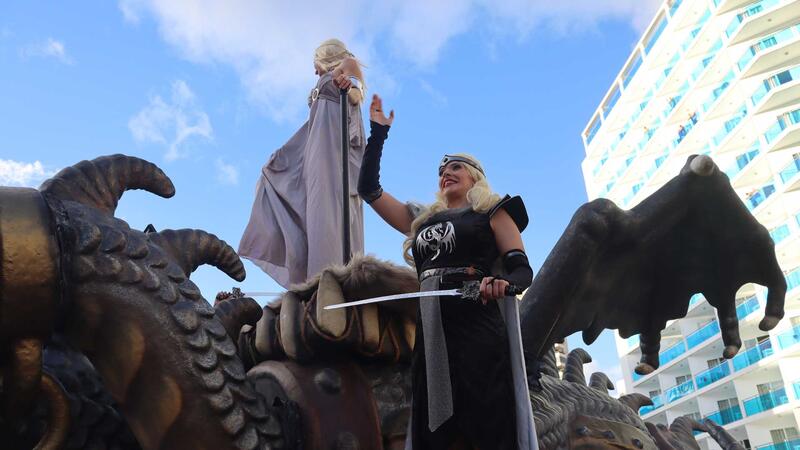 Unas 40.000 personas llenan las calles del Rincón de Loix color y alegría en la 25ª edición de la ‘Fancy Dress Party’