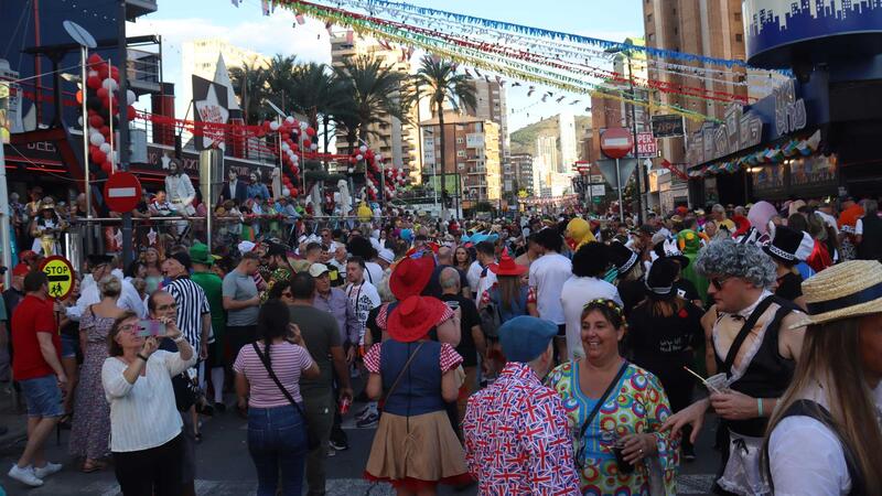 Unas 40.000 personas llenan las calles del Rincón de Loix color y alegría en la 25ª edición de la ‘Fancy Dress Party’