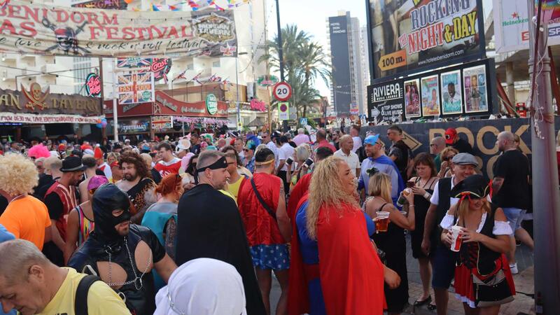 Unas 40.000 personas llenan las calles del Rincón de Loix color y alegría en la 25ª edición de la ‘Fancy Dress Party’