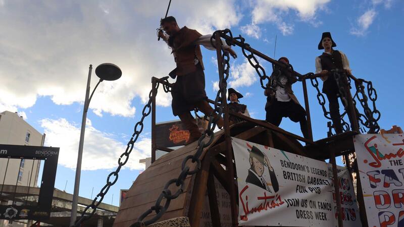 Unas 40.000 personas llenan las calles del Rincón de Loix color y alegría en la 25ª edición de la ‘Fancy Dress Party’