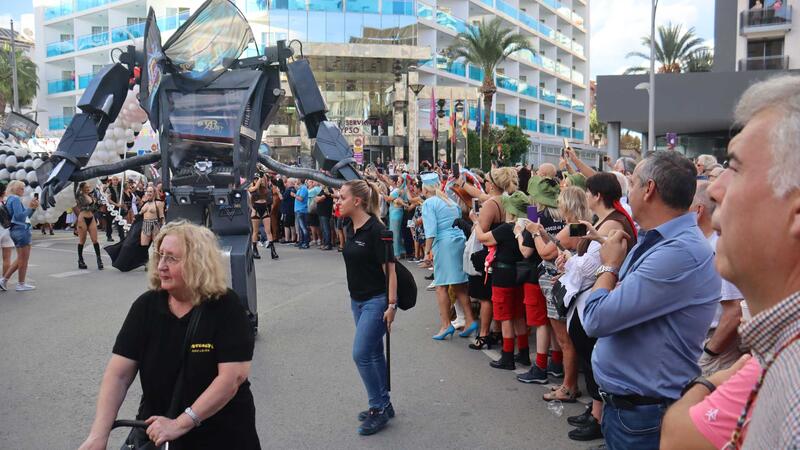 Unas 40.000 personas llenan las calles del Rincón de Loix color y alegría en la 25ª edición de la ‘Fancy Dress Party’