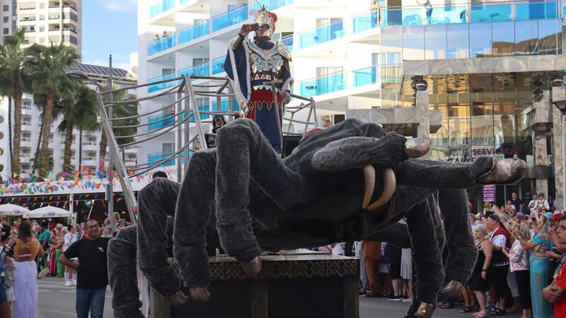 Unas 40.000 personas llenan las calles del Rincón de Loix color y alegría en la 25ª edición de la ‘Fancy Dress Party’