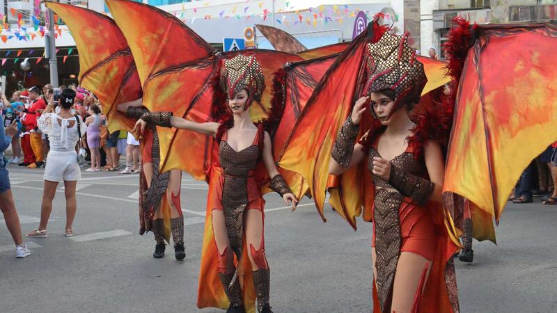 Unas 40.000 personas llenan las calles del Rincón de Loix color y alegría en la 25ª edición de la ‘Fancy Dress Party’