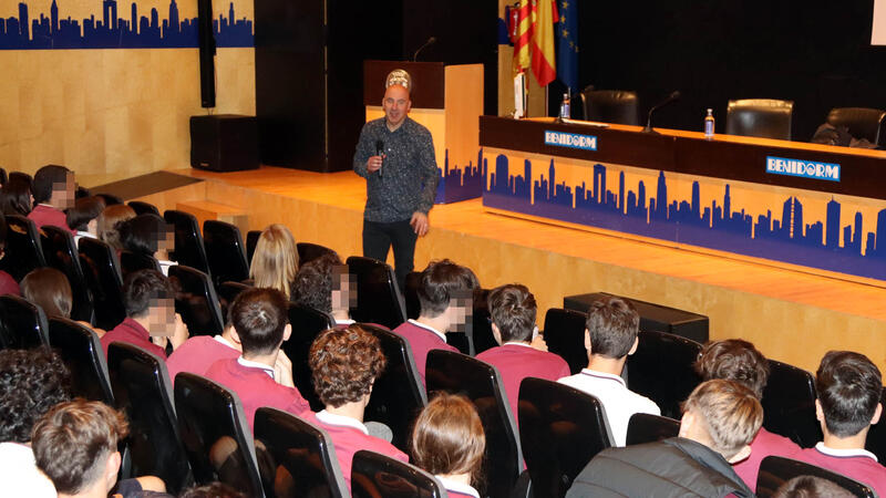 Benidorm reúne al escritor de literatura juvenil Silvestre Vilaplana y sus lectores de 4º de la ESO