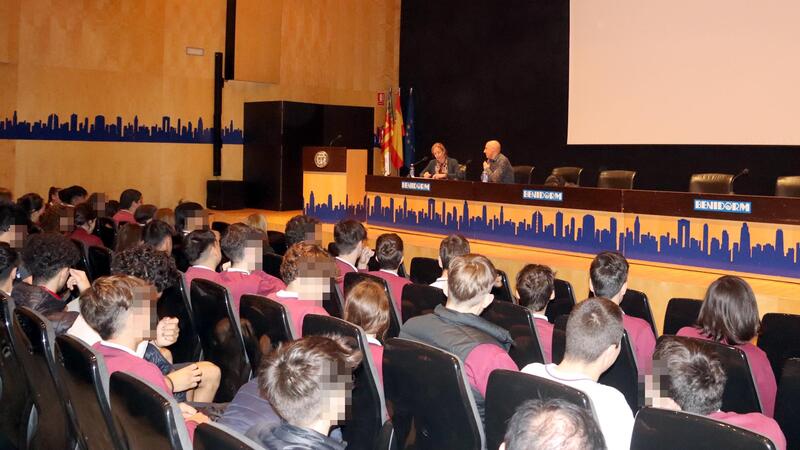 Benidorm reúne al escritor de literatura juvenil Silvestre Vilaplana y sus lectores de 4º de la ESO