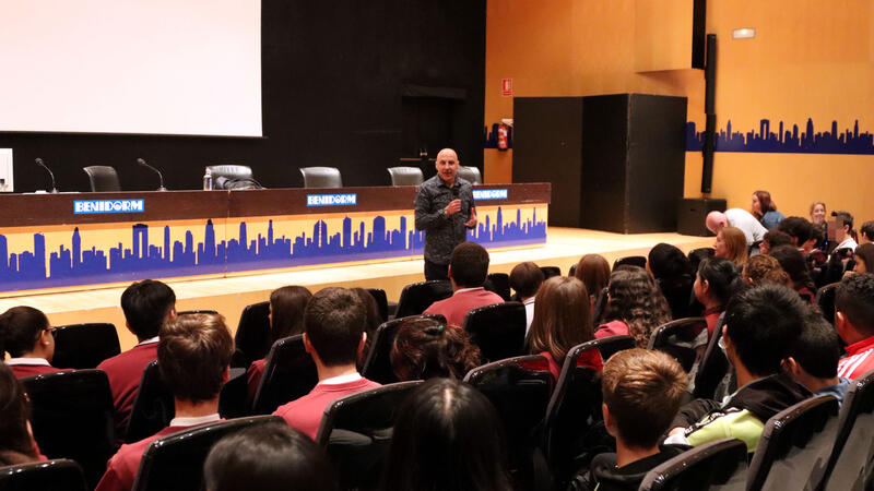 Benidorm reúne al escritor de literatura juvenil Silvestre Vilaplana y sus lectores de 4º de la ESO