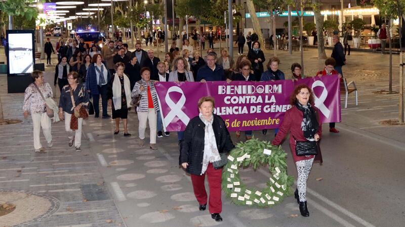 Benidorm calls for an end to violence against women and calls for fighting this scourge "together"