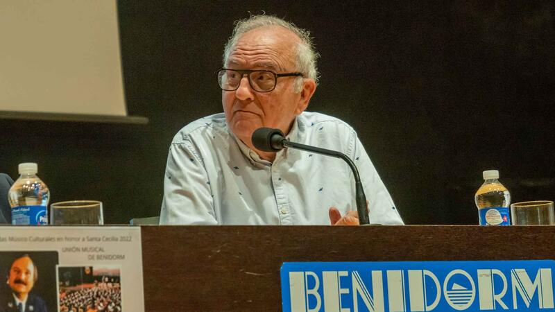 Un libro recoge los 30 años de Rafael Domenech Pardo al frente de la Unión Musical de Benidorm