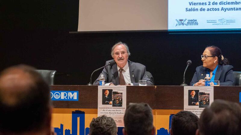 Un libro recoge los 30 años de Rafael Domenech Pardo al frente de la Unión Musical de Benidorm