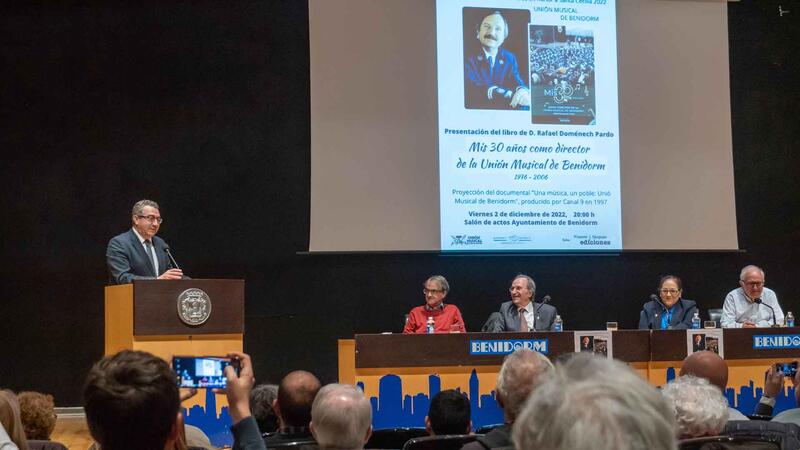 Un libro recoge los 30 años de Rafael Domenech Pardo al frente de la Unión Musical de Benidorm