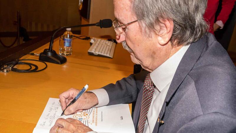 Un libro recoge los 30 años de Rafael Domenech Pardo al frente de la Unión Musical de Benidorm