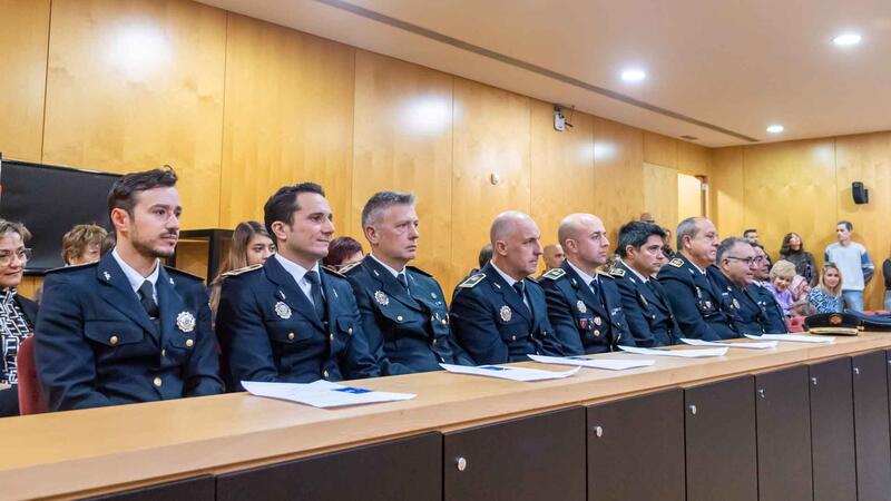 Seis nuevos oficiales de la Policía Local toman posesión de su cargo en Benidorm.