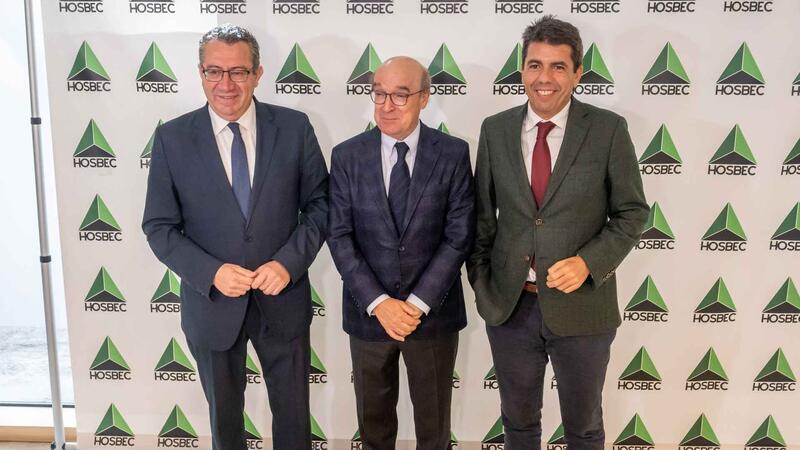 Toni Pérez felicita al nuevo presidente de HOSBEC, Federico Fuster, y elogia la trayectoria y logros del presidente saliente, Toni Mayor