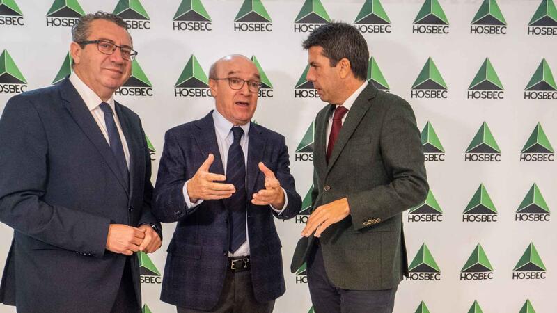 Toni Pérez felicita al nuevo presidente de HOSBEC, Federico Fuster, y elogia la trayectoria y logros del presidente saliente, Toni Mayor