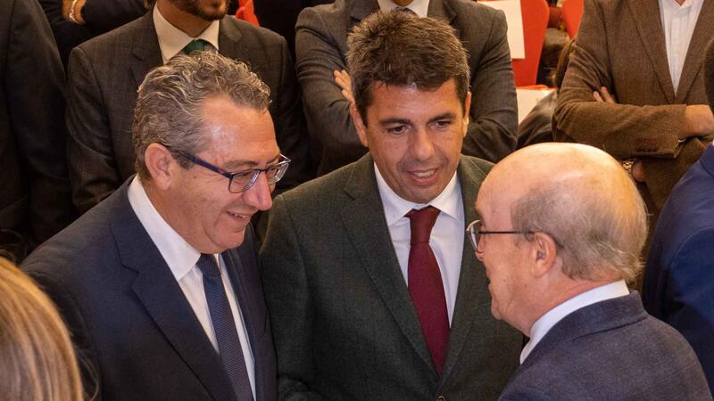 Toni Pérez felicita al nuevo presidente de HOSBEC, Federico Fuster, y elogia la trayectoria y logros del presidente saliente, Toni Mayor
