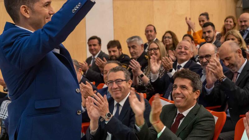 Toni Pérez felicita al nuevo presidente de HOSBEC, Federico Fuster, y elogia la trayectoria y logros del presidente saliente, Toni Mayor